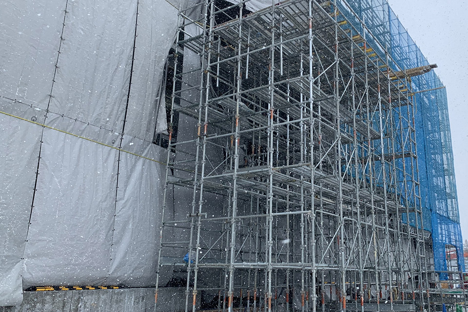 外壁に沿って組まれた足場と養生シート